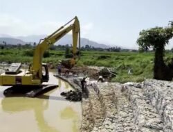 Pemko Padang Bangun Batu Bronjong di Batipuh Panjang Untuk Kendalikan Banjir