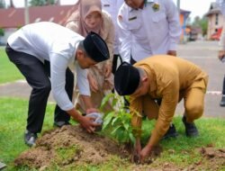 Bupati Solok Ikut Serta Tanam Bibit Pohon dalam Program “Catin Nampak”