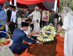 Wapres Gibran Pimpin Upacara Pemakaman Ibu Karlinah Umar Wirahadikusumah di TMP Kalibata