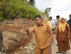 Tanggapi Keluhan Masyarakat, Bupati Solok Turun Lihat Kondisi Jalan di Jorong Kampuang Dalam