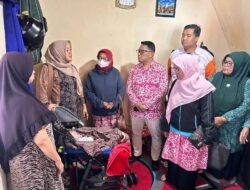 Tunjukkan Kepedulian, PKK Padang Panjang Kunjungi Balita Penderita Hidrosefalus