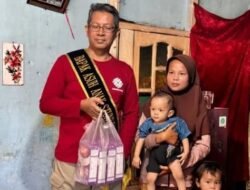 Sekwan DPRD Kota Solok Arjuna Anwar Nani, Bapak Asuh Stunting Serahkan Bantuan Makanan Tambahan