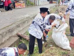 Wabup Solok Gelar Aksi Bersihkan Sampah Bersama Disela HUT PGRI yang ke- 80