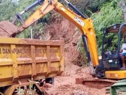 Atasi Bencana, Dua Alat Berat DPUPR Padang Diturunkan