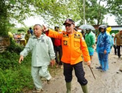 Tinjau Titik Banjir di Tanah Datar, Bupati Eka Putra Ingatkan Warga Tak Panik