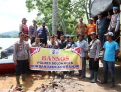 Kapolres Solok Kota AKBP Mas’ud Ahmad, S.IK., M.Si. Salurkan Bantuan Kemanusiaan Warga Terdampak Banjir