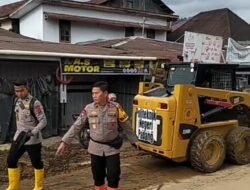 PNP Salurkan Donasi dan Turunkan Alat Berat Bantu Korban Bencana