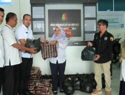 DPKUKM Salurkan Bantuan Sembako Pada Pegawainya Terdampak Banjir