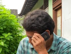 Pria Pengungsi Silungkang Menangis Ditolak Petugas Bantuan
