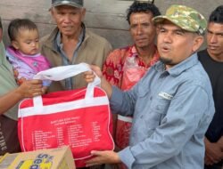 Wakil Bupati Solok Serahkan Bantuan Warga Terdampak Banjir dan Galodo