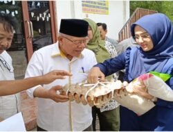 Rektor Unes Serahkan BantuannPada Dosen dan Tendik Terdampak Banjir Bandang