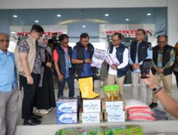 Bupati Jon Firman Pandu Terima Bantuan Korban Bencana Dari Direksi Bank Nagari