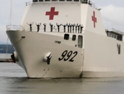KRI dr. Radjiman Buka Layanan Kesehatan Gratis di Teluk Bayur