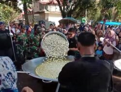 Setengah Ton Bakso di Koto Panjang: Solidaritas Relawan dan Bobon Santoso Untuk Warga Padang