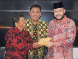 Fadly Terima Bantuan Germas Kepri dan Natal Oikumene Untuk Korban Bencana Padang