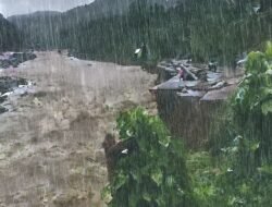 Akses Warga Batu Busuak Padang Lumpuh Akibat Jalan Tergerus Hujan Deras