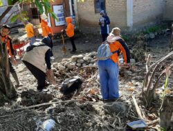 Gotong Royong Pasca Banjir di Kampung Apar Fokuskan Pembersihan Saluran Air