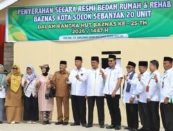 Wawako Solok Serahkan Bantuan Bedah Rumah Baznas