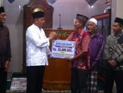 Wawako Elzadaswarman Serahkan bantuan Rp 25 Juta ke Masjid Al Mukarramah