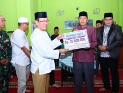 Walikota Zulmaeta Serahkan Bantuan Rp.25 Juta ke Masjid Baiturahman