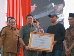 Kepala BNPB Serahkan Bantuan Dana Stimulan