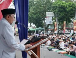 Hujan Tak Surutkan Antusias, Ribuan Umat Muslim Laksanakan Shalat Idulfitri