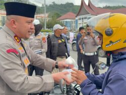 Kapolres Solok, Dispenda dan Bank Nagari cabang Solok  Bagikan Takjil