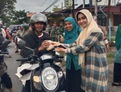 Ratusan Kendaraan Depan SPBU Terima Paket Gratis