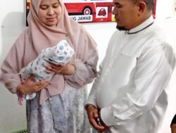 Wabup Solok Besuk Bayi Terlantar di Puskesmas Bukit Sileh