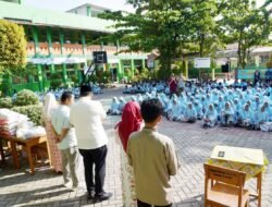 Yota Balad Serahkan Bantuan Paket Sembako dan Tutup Pesantren Ramadhan SMPN 2 Pariaman