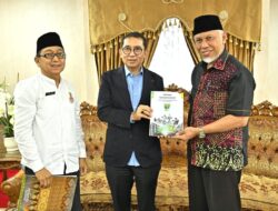 Gubernur Mahyeldi Serahkan Proposal Pembangunan Pusat Kebudayaan Sumbar