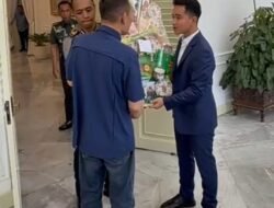 Parcel “Tidak Biasa” Dari Wapres, Rismon Kelimpungan Tapi Bahagia