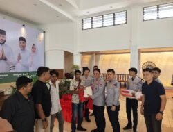 Apresiasi Pengabdian, Pemko Padang Serahkan Bingkisan Lebaran Untuk Penjaga Perlintasan KA