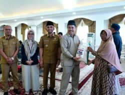 34 KK Terdampak Bencana Padang Panjang Terima Bantuan Beras CBP