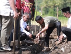 Wako Solok Turun Langsung Gotong Royong Bangun Kembali Rumah Warga