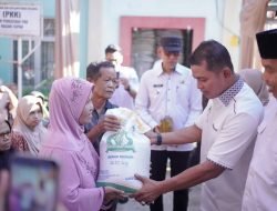 Bupati Solok Serahkan Bantuan Pangan Tahun 2026  Pada 2.197 KK