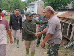 Bupati Eka Putra Tinjau Pengungsi & Infrastruktur Rusak
