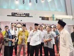 Menpar Widiyanti Disorot Usai Pakai Sepatu di Masjid Raya Padang