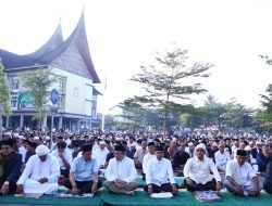 Ribuan Jamaah Padati Halaman Balaikota Payakumbuh Laksanakan Sholat Ied
