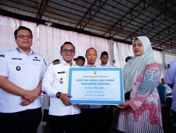 Bupati Eka Putra Serahkan Bantuan  Bencana Hidrometeorologi