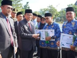 Pemko Padang Serahkan Sertifikat Standar UKS/M Kepada 13 Sekolah