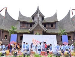 Walikota Payakumbuh Zulmaeta Apresiasi Penyelenggaraan Festival Minangkabau Di Istana Pagaruyung Batusangkar .