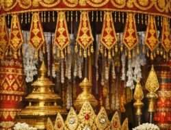 Jokowi Dianugerahi Gelar Adat “Baginda Pemuka Bangsa” di Kedaton Keagungan
