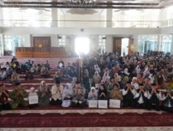 Wako Hendri Arnis Serahkan Zakat Program Padang Panjang Cerdas Baznas Kepada 234 Mustahik