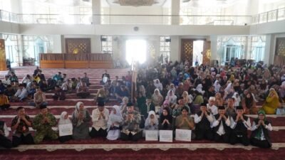 Wako Hendri Arnis Serahkan Zakat Program Padang Panjang Cerdas Baznas Kepada 234 Mustahik