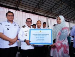 Bupati Eka Putra Serahkan Bantuan Sosial