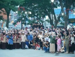 Ribuan Warga Padati Lapangan Cindua Mato Saksikan Penurunan Bendera HUT Ke-81 RI