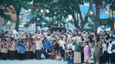Ribuan Warga Padati Lapangan Cindua Mato Saksikan Penurunan Bendera HUT Ke-81 RI