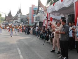 Bupati Tanah Datar Eka Putra Lepas Pawai Alegoris HUT Ke-81