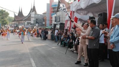 Bupati Tanah Datar Eka Putra Lepas Pawai Alegoris HUT Ke-81